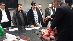 rabbi-mayer-kurcfeld-shows-lungs-to-mesivta-neimus-hatorah-students